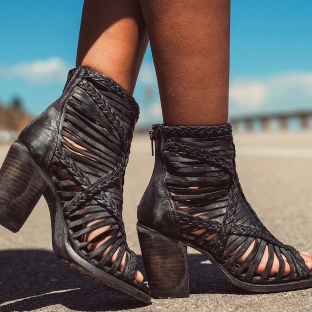Freebird black bela sandal size 8